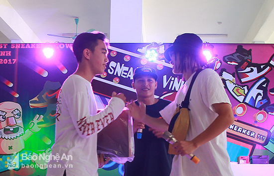 Chiều 2/9, khoảng 300 bạn trẻ đã đến tham gia chương trình Off Sneaker đầu tiên ở Nghệ An. Ảnh: Chu Thanh
